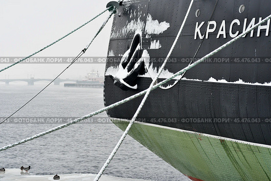 Река Нева в Санкт-Петербурге. Зима. Борт ледокола "Красин" (2018 год). Редакционное фото, фотограф Александр Алексеев / Фотобанк Лори