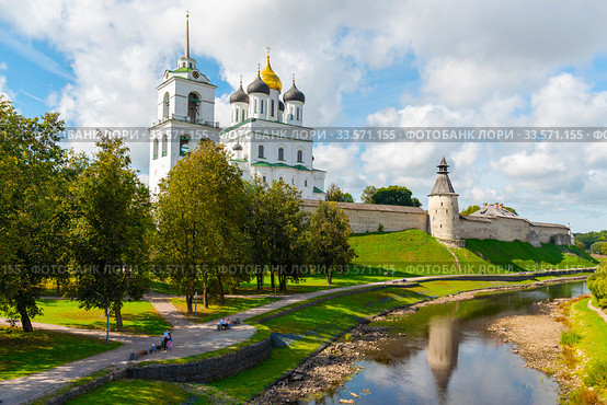 Река Пскова. Псковский кремль. Колокольня и Троицкий собор. Псков (2019 год). Редакционное фото, фотограф Александр Щепин / Фотобанк Лори