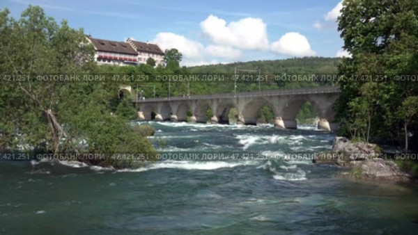 Река Рейн и мост в городе Шаффхаузен. Швейцария. Май. Rhine river and bridge in the city of Schaffhausen. Switzerland. May. Стоковое видео, видеограф Горшков Александр / Фотобанк Лори