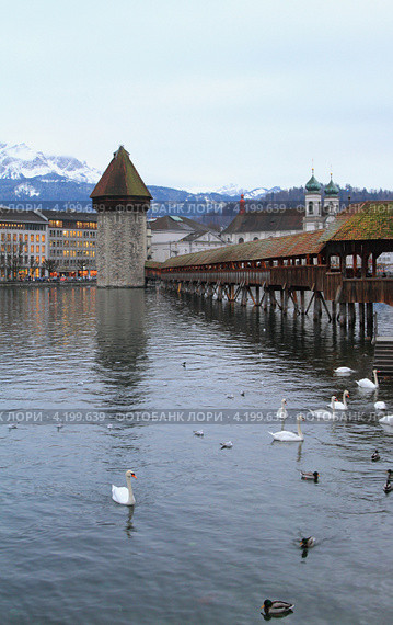 Река Рёйсс, мост Каппельбрюке, октогональная башня (Wasserturm). Люцерн, Швейцария (2013 год). Стоковое фото, фотограф Вадим Хомяков / Фотобанк Лори