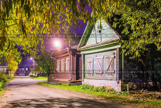 Река Трубеж и деревянные дома ночью,  Переславль-Залесский (2020 год). Стоковое фото, фотограф Baturina Yuliya / Фотобанк Лори