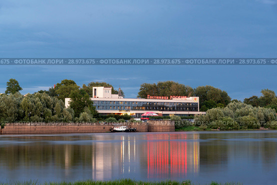 Река Волхов. Гостиница "Россия". Великий Новгород (2018 год). Редакционное фото, фотограф Александр Щепин / Фотобанк Лори