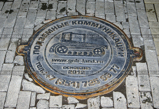 Рекламный люк на пешеходной улице Кирова ("Кировке"), город Челябинск (2022 год). Редакционное фото, фотограф Алексей Иванов / Фотобанк Лори