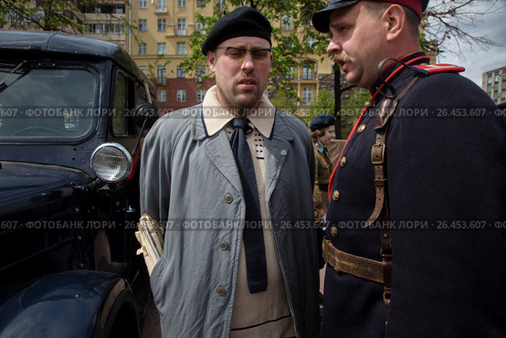 Реконструкторы в одежде 1950-х годов 20-го века на улице Тверской в центре города Москвы в рамках фестиваля "Времена и эпохи" (2017 год). Редакционное фото, фотограф Николай Винокуров / Фотобанк Лори