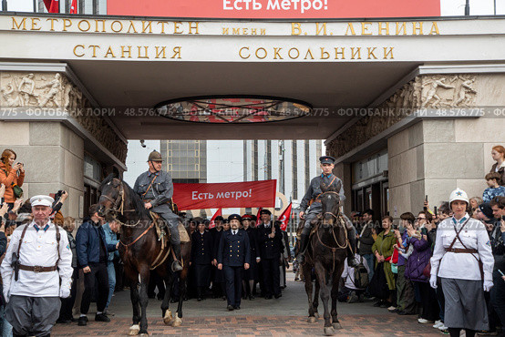 Реконструкторы в одежде сотрудников метро 1935 года у станции "Сокольники", где проходит историческая реконструкция открытия метро в рамках празднования 90-летия Московского метрополитена в городе Москве, Россия. Редакционное фото, фотограф Николай Винокуров / Фотобанк Лори