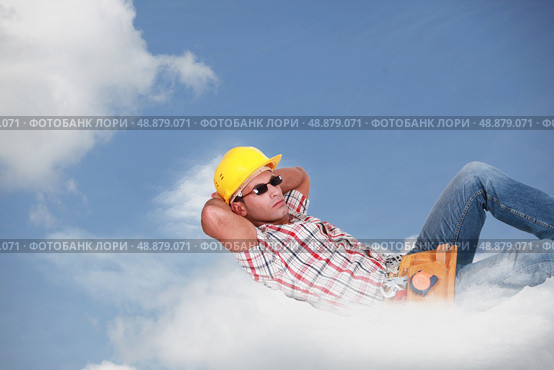 Relaxed worker laid on a cloud. Стоковое фото, агентство Ingram Publishing / Фотобанк Лори