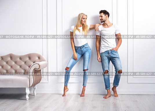 Relaxed, young people leaning on the decorative wall. Стоковое фото, агентство Ingram Publishing / Фотобанк Лори