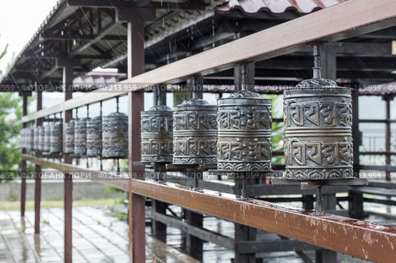 Religious prayer wheel for meditation in a Buddhist temple in Buryatia, Russia Ulan-Ude (2020 год). Стоковое фото, фотограф Регина Ерофеева / Фотобанк Лори