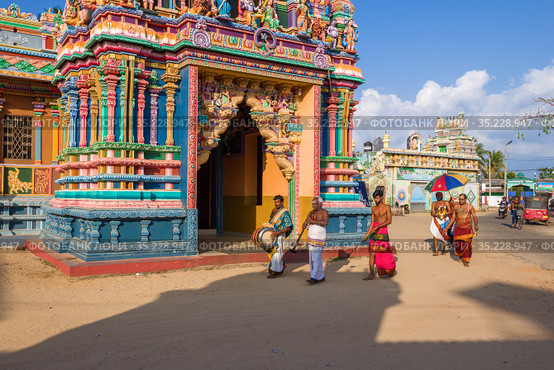 Религиозная процессия у индуисткого храма Sri Bhadrakali Amman Kovil (Kali Кovil ). Тринкомали, Шри-Ланка (2020 год). Редакционное фото, фотограф Виктор Карасев / Фотобанк Лори