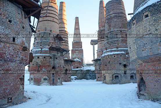 Remains of an abandoned marble and lime factory in Ruskeala, Republic of Karelia, Russia. Tall brick chimneys in the winter season (2017 год). Стоковое фото, фотограф Алексей Кокоулин / Фотобанк Лори