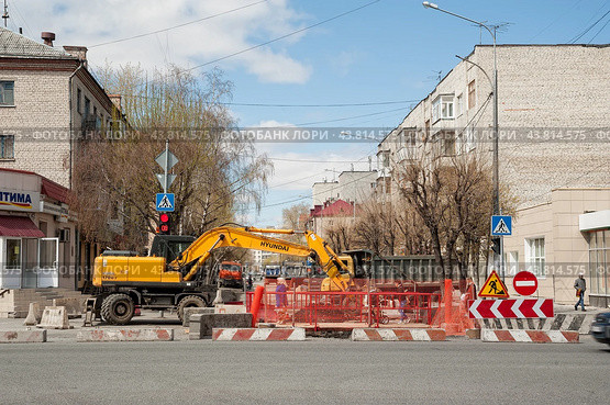 Ремонт дороги. Улица Котовского. Тюмень (2018 год). Редакционное фото, фотограф Сергей Буторин / Фотобанк Лори