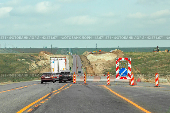 Ремонт междугородной трассы с установленными знаками об объезде (2023 год). Редакционное фото, фотограф Валерий Елистратов / Фотобанк Лори