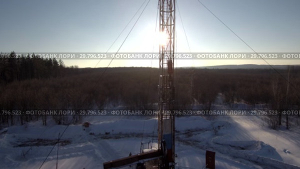 Ремонт нефтяной скважины зимой. Вид с воздуха. Oil well repair in winter. Aerial view. Стоковое видео, видеограф Евгений Романов / Фотобанк Лори