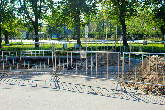Ремонт теплотрассы на ВДНХ огражден забором (2024 год). Редакционное фото, фотограф Роман Лукьянов / Фотобанк Лори