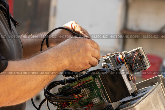Repair of a large boiler gas burner, analysis of parts on the ta (2019 год). Редакционное фото, фотограф ok_fotoday / Фотобанк Лори