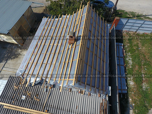 Repair of the roof of the house. Moisture insulation under metal. (2017 год). Редакционное фото, фотограф Леонид Еремейчук / Фотобанк Лори