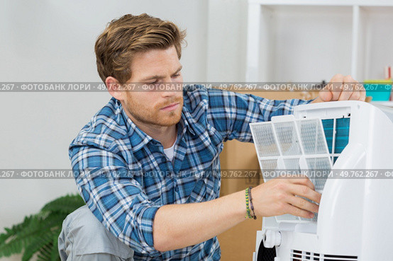 repairman fixing electronic devices. Стоковое фото, агентство Ingram Publishing / Фотобанк Лори
