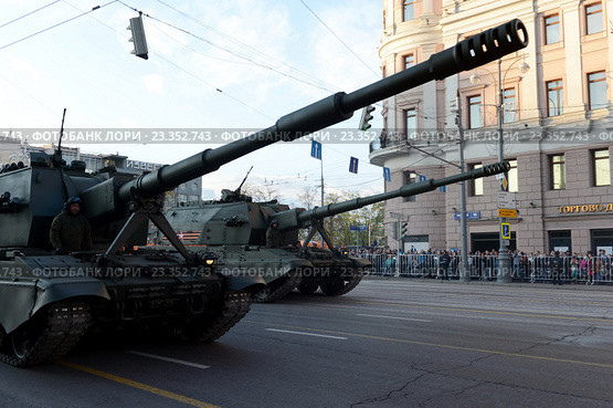 Репетиция парада в честь Дня Победы в Москве. Сбор военной техники на Тверской улице для прохождения по Красной площади. 2С35 "Коалиция-СВ" - российская 152-мм самоходная гаубица бригадного звена (2016 год). Редакционное фото, фотограф Free Wind / Фотобанк Лори