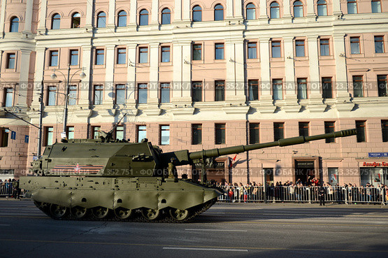 Репетиция парада в честь Дня Победы в Москве. Сбор военной техники на Тверской улице для прохождения по Красной площади. 2С35 Коалиция-СВ - российская 152-мм самоходная гаубица бригадного звена (2016 год). Редакционное фото, фотограф Free Wind / Фотобанк Лори