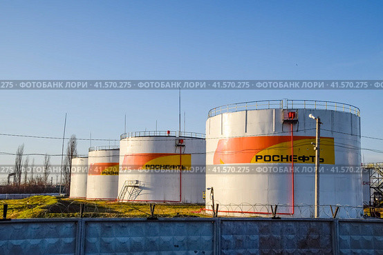 Reservoirs with fuel at the oil depot of Rosneft. Tanks in the light of the setting sun. (2017 год). Редакционное фото, фотограф Леонид Еремейчук / Фотобанк Лори