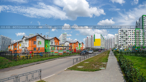 Residential neighborhood on the outskirts of Barnaul. Modern beautiful new buildings. Colored wall. Стоковое фото, фотограф Саблин Станислав / Фотобанк Лори