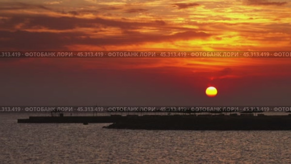 Resort beach with parasol and sea sunrise. Стоковое видео, видеограф Михаил Коханчиков / Фотобанк Лори