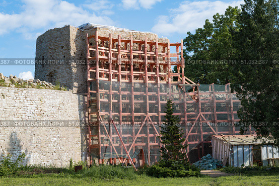 Реставрация Средней башни старинной Порховской крепости. Порхов, Псковская область. Стоковое фото, фотограф Виктор Карасев / Фотобанк Лори