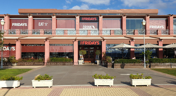 Ресторан американской кухни TGI Fridays Flisvos Marina. Палеон-Фалирон, Аттика. Греция (2023 год). Редакционное фото, фотограф lana1501 / Фотобанк Лори