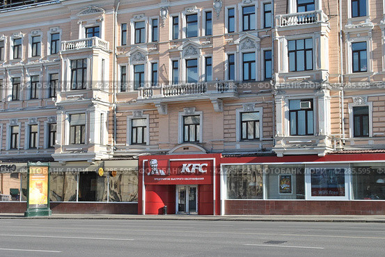 Ресторан быстрого обслуживания «KFC». Бывший доходный дом Хомяковых, 1899 года постройки. 1-я Тверская-Ямская улица, 2. Город Москва (2013 год). Редакционное фото, фотограф lana1501 / Фотобанк Лори