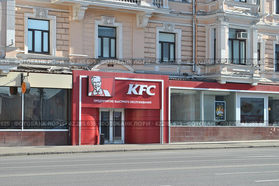 Ресторан быстрого обслуживания «KFC». Бывший доходный дом Хомяковых, 1899 года постройки. 1-я Тверская-Ямская улица, 2. Город Москва (2013 год). Редакционное фото, фотограф lana1501 / Фотобанк Лори