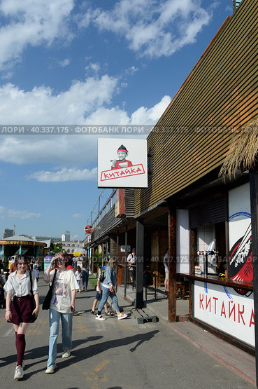 Ресторан "Китайка" на Набережной улице города Владивостока (2022 год). Редакционное фото, фотограф Free Wind / Фотобанк Лори