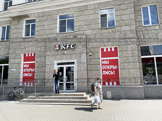 Ресторан общественного питания KFC на улице Свердлова в Екатеринбурге (2021 год). Редакционное фото, фотограф Овчинникова Ирина / Фотобанк Лори