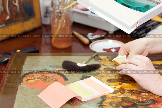 Restorer gilding on the ancient Christian icon. Стоковое фото, фотограф Яков Филимонов / Фотобанк Лори