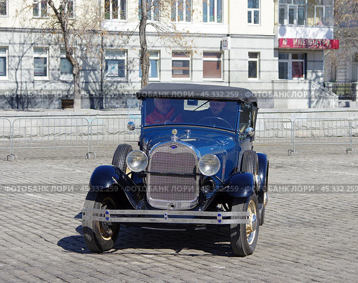 Ретро-автомобиль Ford A (пикап). Автобаттл «Ревущие 20-е». Екатеринбург, площадь 1905 года. (2019 год). Редакционное фото, фотограф Алексей Иванов / Фотобанк Лори