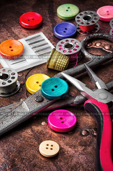 Retro buttons and threads. Стоковое фото, агентство Ingram Publishing / Фотобанк Лори