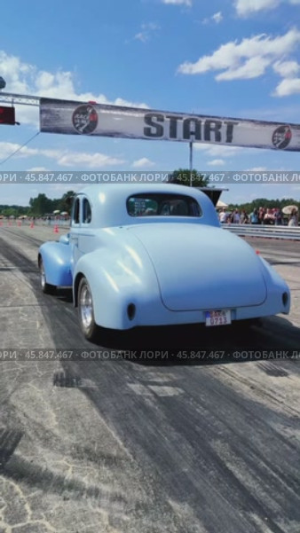 Retro cars in the pit lane. Start of the 1/8 mile race. Редакционное видео, видеограф Sergey Kohl / Фотобанк Лори