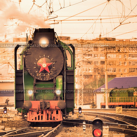 Retro steam train moves on the station at sunset.. Retro steam train. Стоковое фото, агентство Ingram Publishing / Фотобанк Лори