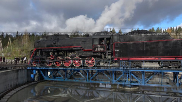 Ретропаровоз выезжает с поворотного круга. Рускеала, Карелия (2022 год). Редакционное видео, видеограф Анна Карасева / Фотобанк Лори