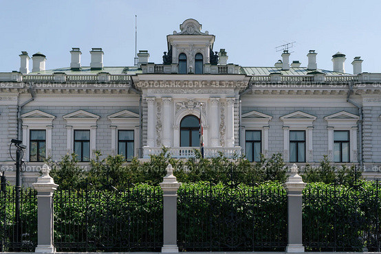 Резиденция посла Великобритании в России (Софийская набережная, 14, г. Москва). Особняк П.И. Харитоненко. (2022 год). Редакционное фото, фотограф Viktoriya S. / Фотобанк Лори