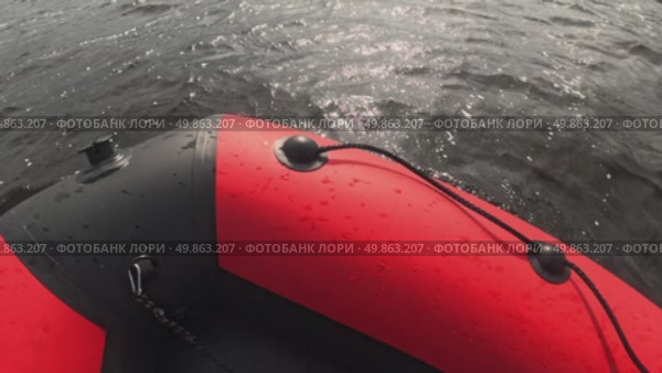 Резиновая лодка на реке. Стоковое видео, видеограф Семён Прудий / Фотобанк Лори