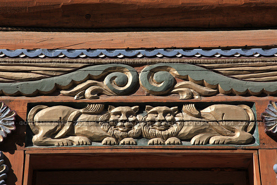 Резной наличник "Кот Баюн". Измайловский кремль. Москва (2010 год). Редакционное фото, фотограф Ольга Липунова / Фотобанк Лори