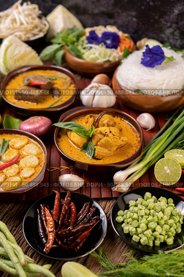 Rice noodles in a bowl of curry paste with chili, cucumber, long bean, lime, garlic and spring onion. Стоковое фото, агентство Ingram Publishing / Фотобанк Лори