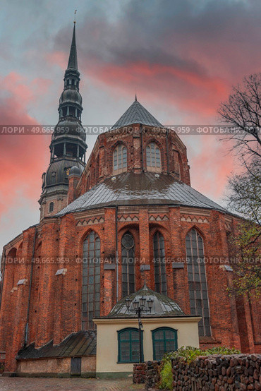 Riga Church of St. Peter and the streets of the ancient city. Стоковое фото, агентство Ingram Publishing / Фотобанк Лори