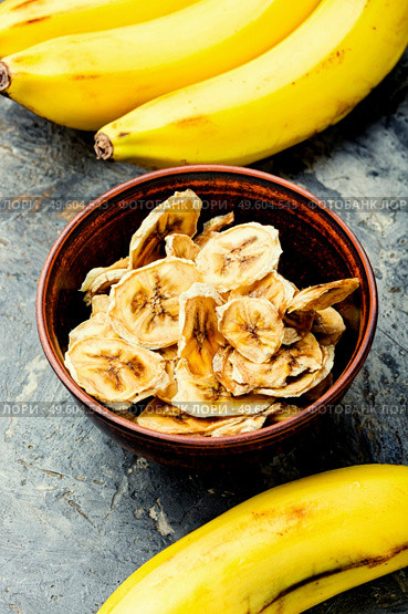 Ripe fresh and dried banana.Dehydrated banana chips. Dried banana slices. Стоковое фото, агентство Ingram Publishing / Фотобанк Лори
