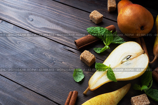 Ripe juicy yellow pears with cinnamon on wooden background. Conference pears for caramelization. copy space. Стоковое фото, фотограф Глущенко Елена / Фотобанк Лори
