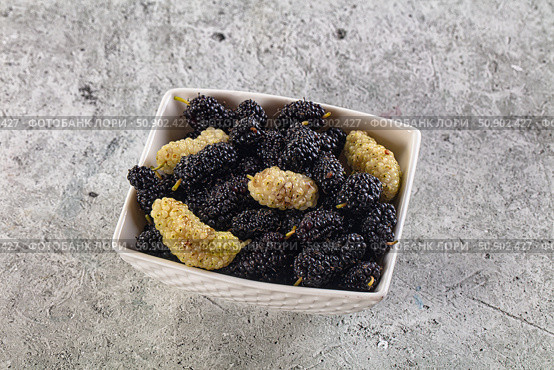 Ripe sweet juicy black and white mullberry. Стоковое фото, фотограф Андрей Старостин / Фотобанк Лори