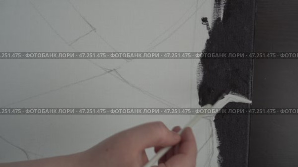Рисование абстрактной картины  Художник создает абстрактную картину, аккуратно наносят черную краску на холст. Видна эскизная разметка, которая намечает будущий композиционный рисунок. Процесс живописи запечатлен в динамике. Стоковое видео, видеограф Анна Чижова / Фотобанк Лори