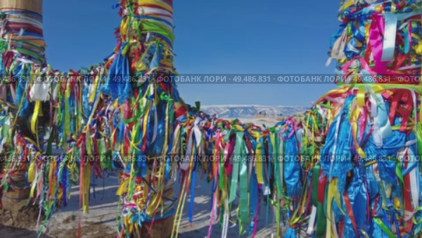 Ritual pillars with colorful ribbons on Lake Baikal. Стоковое видео, видеограф Михаил Коханчиков / Фотобанк Лори