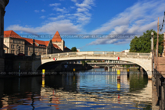 River Spree in the center of Berlin, Germany (2015 год). Стоковое фото, фотограф Сергей Стрелков / Фотобанк Лори