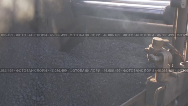 Road construction, asphalt laying, black mixture, equipment строительство дороги, укладка асфальта, черная смесь, техника. Стоковое видео, видеограф Опока Алексей / Фотобанк Лори
